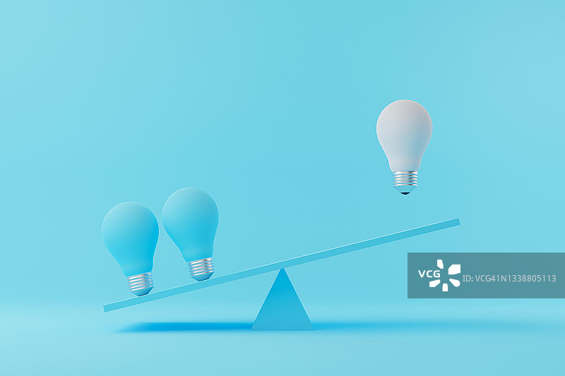 灯泡浮在跷跷板上的浅蓝色灯泡之间。创意思维，创新观念。三维演示图片素材
