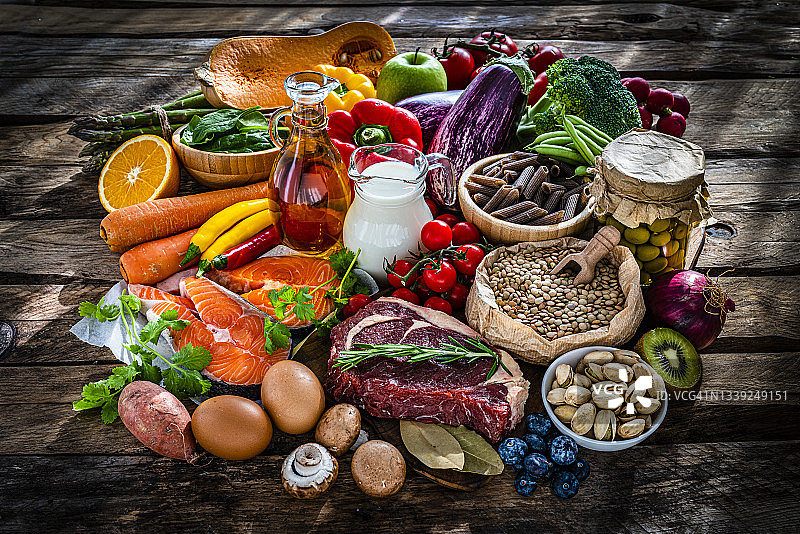 食物背景:乡村餐桌上的一群食物图片素材