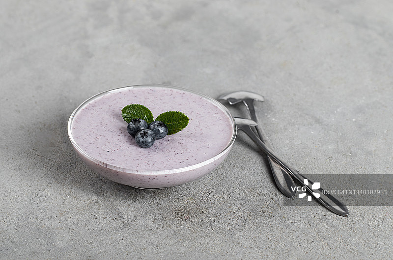 奶油浆果甜点，浅灰色玻璃蓝莓果冻图片素材