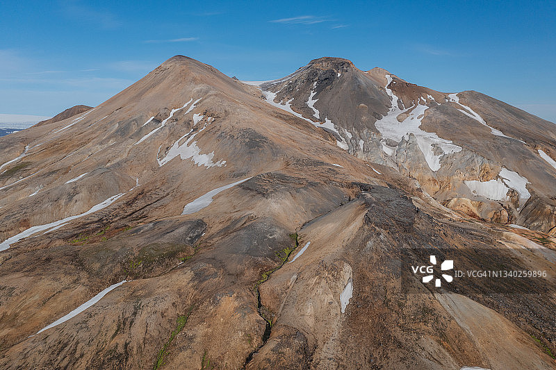 无人机拍摄的冰岛冰岛高地赫维拉达里尔地热地区的一座山峰图片素材