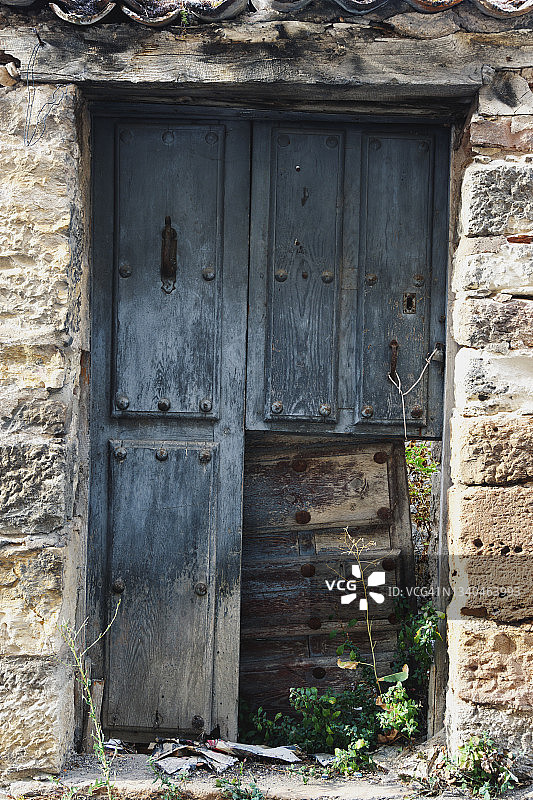 石墙上的旧木门。图片素材