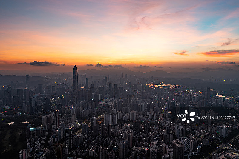 从无人机的角度看深圳的天际线图片素材