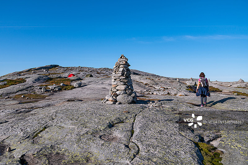 挪威妇女徒步旅行图片素材
