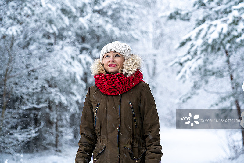 冬天森林里美丽的年轻女子的肖像。图片素材