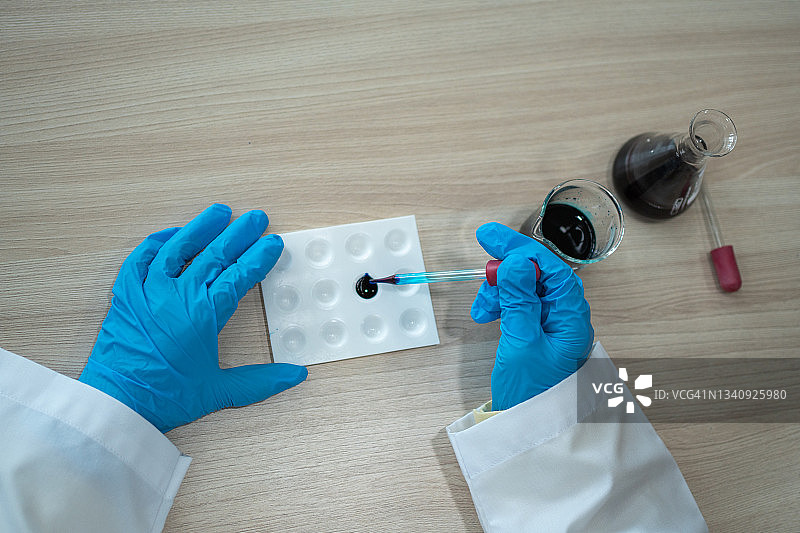 生化学家们在实验室里进行试管化验样品的实验图片素材