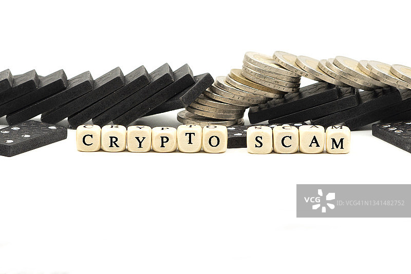 白色背景上的硬币和字母立方体的加密或加密货币诈骗概念图片素材