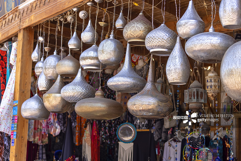 埃及达哈卜，大街上的商店里装饰着金属灯，旁边是市场和餐馆图片素材