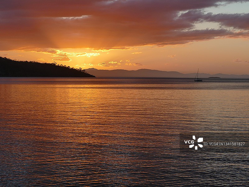 太阳在莱姆湾，靠近霍巴特，塔斯马尼亚，澳大利亚图片素材