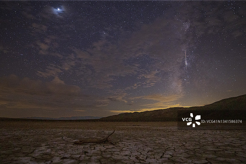 博雷戈泉克拉克干湖上空的棕色流星图片素材