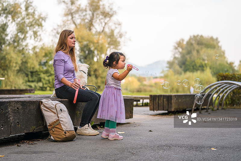 女儿和母亲在公园里一起享受时光图片素材