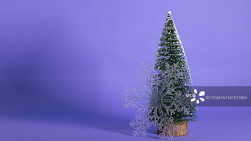 圣诞树与圣诞节装饰紫色宇宙虹膜背景图片素材