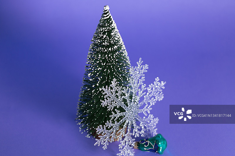 圣诞树与圣诞装饰和灯紫色宇宙虹膜背景图片素材