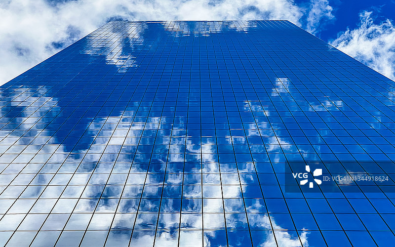 纽约曼哈顿下城办公大楼玻璃立面上的天空反射图片素材