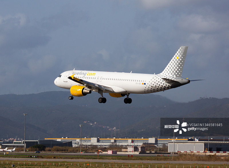 Vueling客机降落在巴塞罗那El Prat机场图片素材