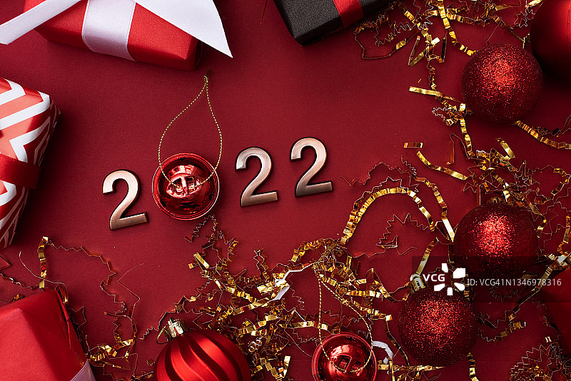 2022年金箔气球号码，香槟，星星彩纸，丝带和散景。顶部水平视图复制空间新年和假期的概念。图片素材