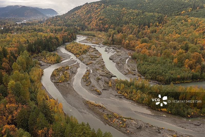 壮丽的诺萨克河谷在秋季的鸟瞰图。图片素材