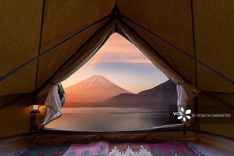 从露营帐篷里面看富士山图片素材