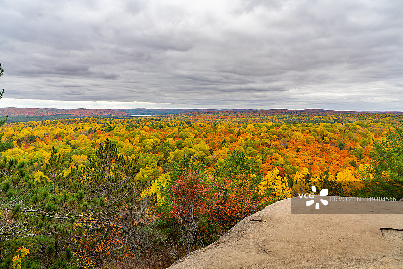 秋天的颜色在了望步道和悬崖顶部风景了望，阿尔冈昆省公园，加拿大安大略省图片素材