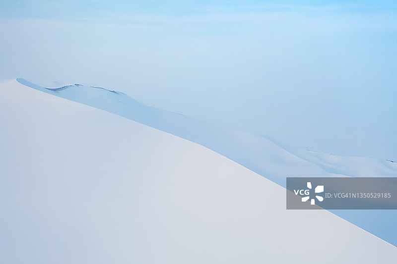 鸟瞰积雪覆盖的沙丘图片素材