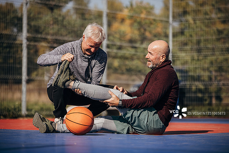 年长的人在打篮球时受伤图片素材