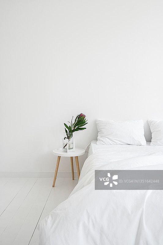 卧室在白色公寓与现代室内设计图片素材