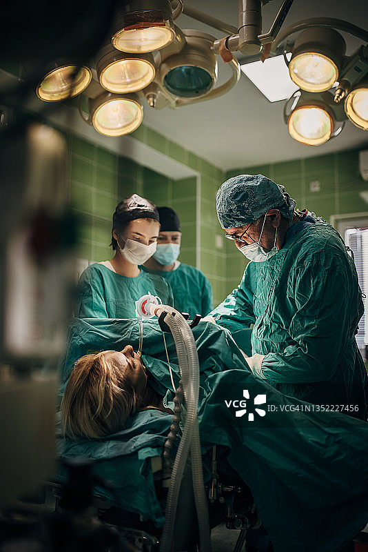 外科医生正在给一个女人做手术图片素材