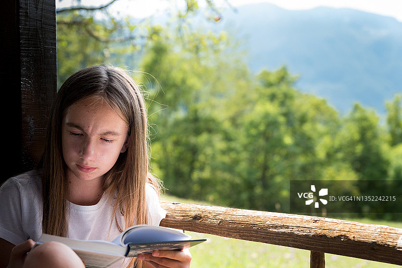 夏天的小女孩在山里享受和平读书图片素材