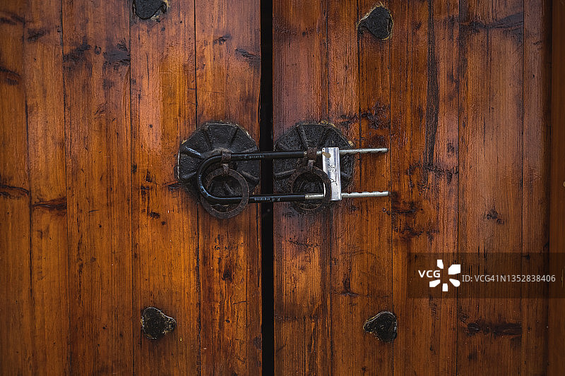 中国古典木门，铜锁。图片素材