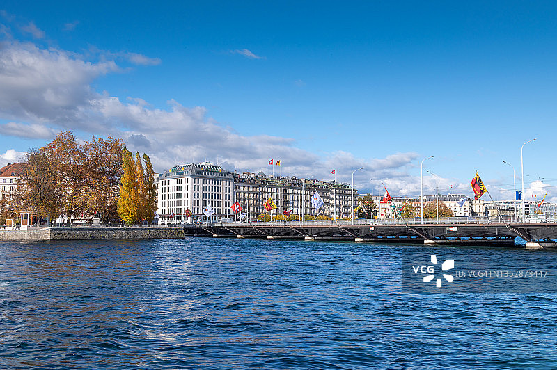 瑞士日内瓦白天的湖滨图片素材