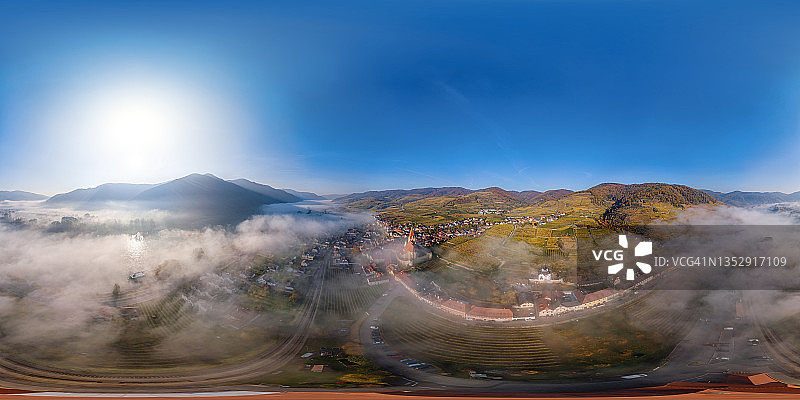 在多瑙河上雾蒙蒙的秋天早晨，Wachau镇和葡萄园的Weisenkirchen的360 × 180度球面(等矩形)空中全景图。瓦山谷,奥地利图片素材