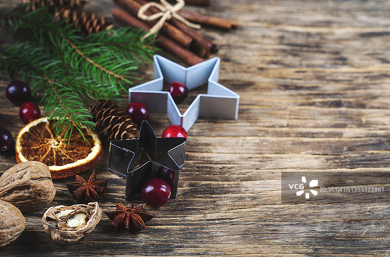圣诞节背景与烘焙原料，器具和冷杉树枝在乡村木制背景图片素材