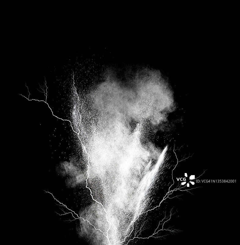在黑色背景上闪电和烟的电爆炸图片素材