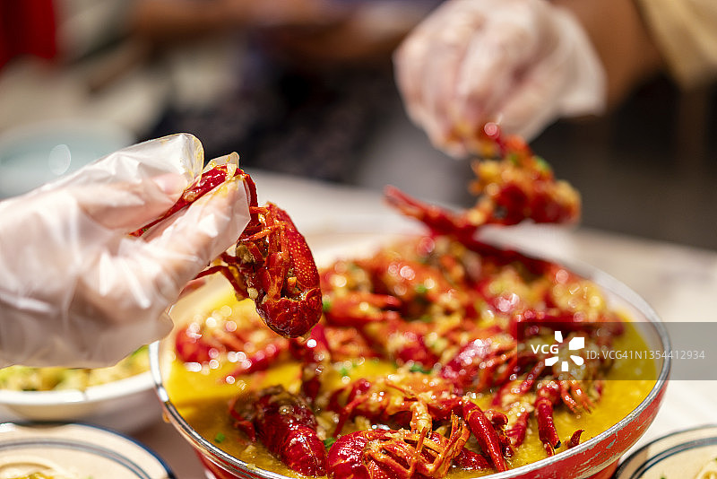 美味煮红小龙虾在碗里的特写图片素材