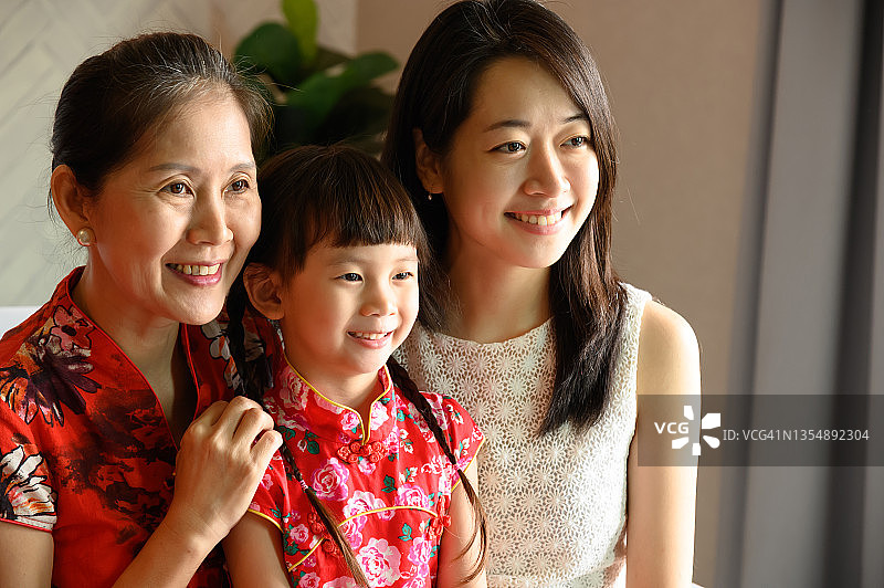 三代亚洲华人家庭一起庆祝中国新年图片素材