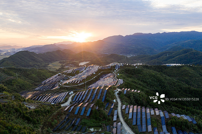 山顶上的太阳能光伏电站的航拍图片素材
