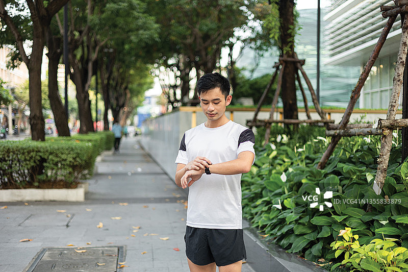 运动的亚洲中间人跑和跳对快门。健康健身理念。图片素材