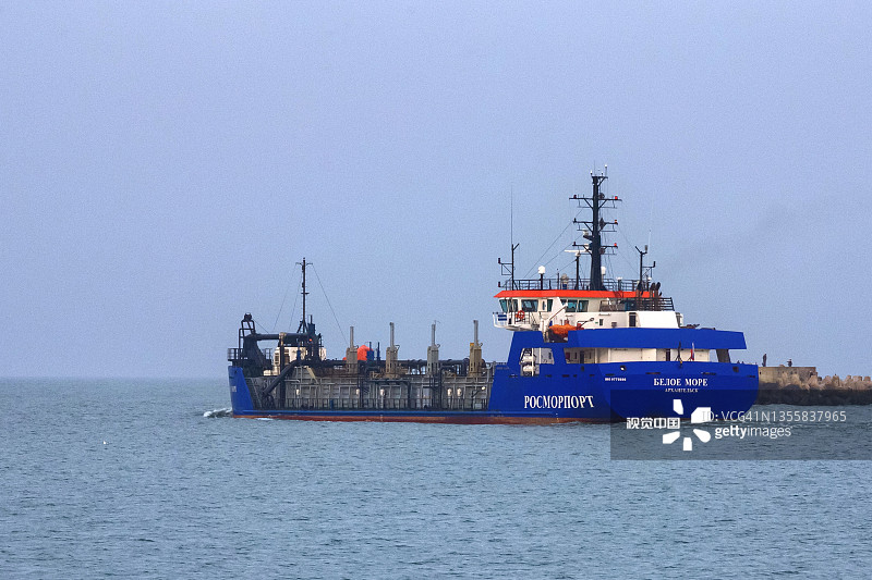 位于维斯瓦泻湖的名为“白海”的挖泥船(Damen TSHD2000项目)。该船于2018年在中国大门宜昌造船厂建造。图片素材