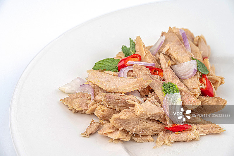 金枪鱼蔬菜肉罐头。隔离于白色底色上的鱼罐头，健康食品概念图片素材