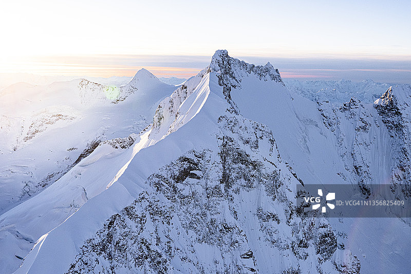 鸟瞰积雪覆盖的瑞士贝兹·伯尼纳峰和比安科格拉峰图片素材
