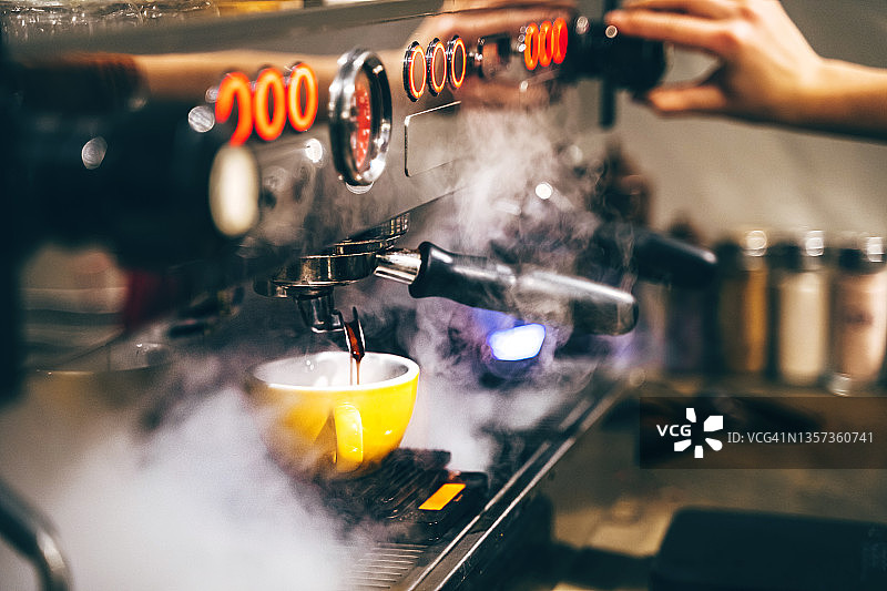 咖啡机用蒸汽制作浓缩咖啡，将咖啡豆的提取过程和从豆芽中倒入液体图片素材