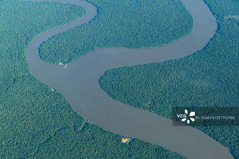 亚马逊雨林和一些河流的鸟瞰图。图片素材