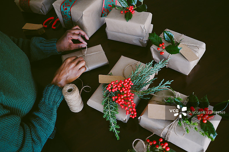 一名女子用麻线包裹圣诞礼物图片素材