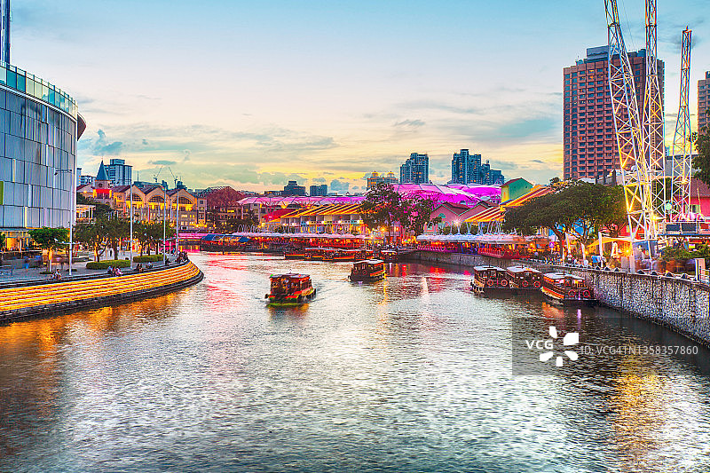 新加坡，克拉克码头的新加坡河图片素材