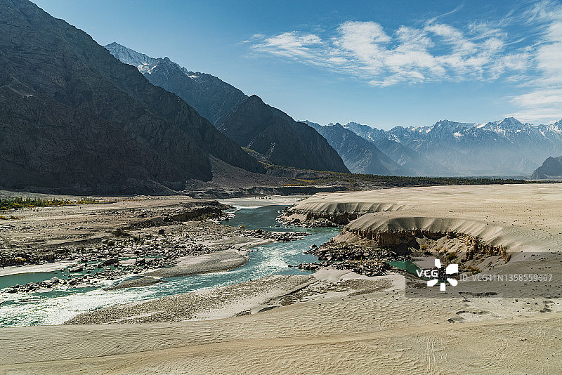 秋天喜马拉雅山脉沙漠中的河流图片素材