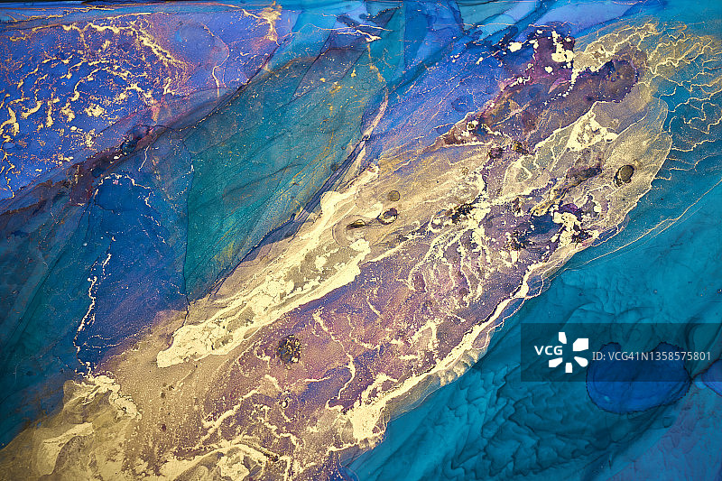 豪华抽象背景在酒精墨水技术，靛蓝色的黄金液体绘画，分散丙烯酸斑点和旋转污渍，印刷材料图片素材