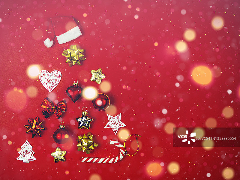 圣诞树玩具以红色为背景，形成圣诞树的形式。圣诞节的概念。图片素材