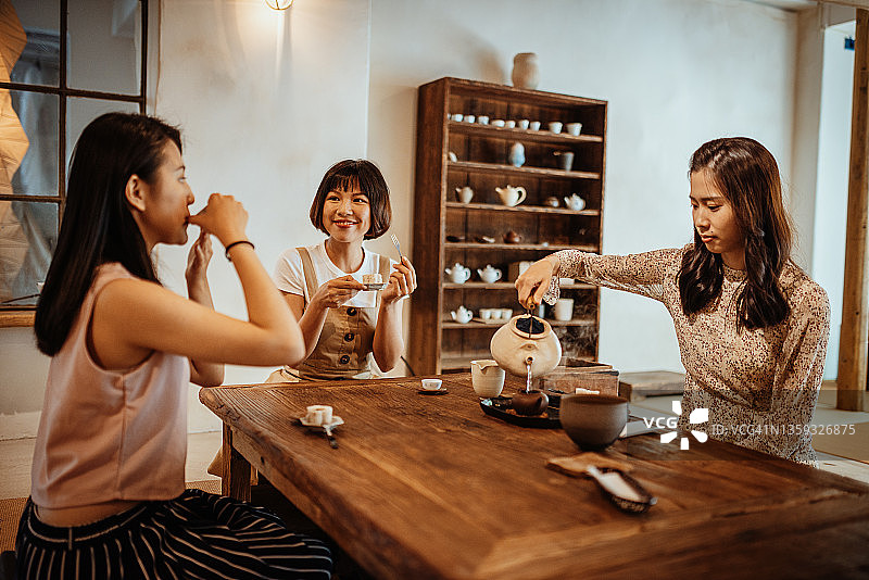 一群台湾妇女喝茶的时间图片素材