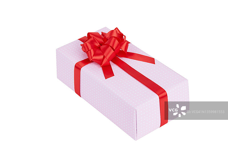 礼盒包装在粉红色的纸与红色丝带蝴蝶结，孤立在白色图片素材