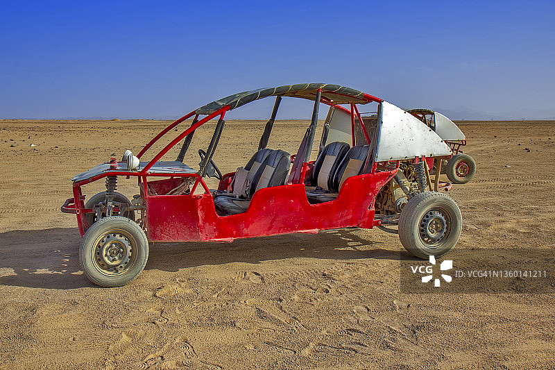 红色沙丘车在埃及沙漠图片素材