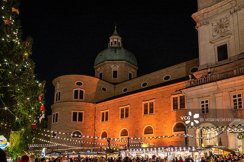 奥地利萨尔茨堡的圣诞市场和萨尔茨堡大教堂图片素材